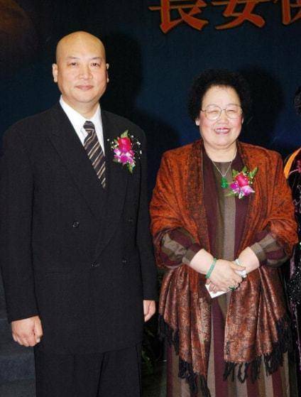 商界大亨们前来洽谈业务,其中香港首富李嘉诚先生也光顾过长安俱乐部