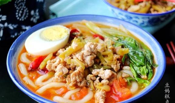 虽然加了辣椒,其实一点儿不辣,略带酸的汤,很是开胃(如果喜欢吃辣,炒