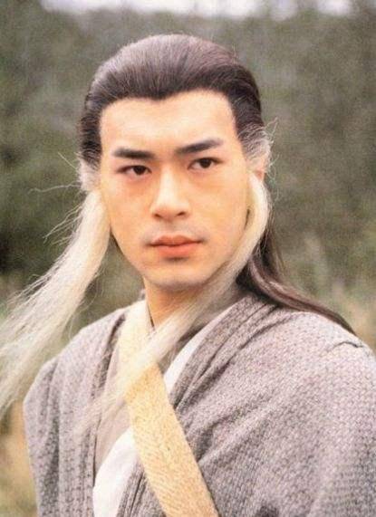 神雕侠侣里周伯通打得赢杨过吗