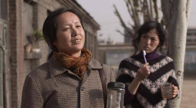 整日里在田间劳作的田雪芹就将怨气撒到早逝的丈夫身上,他经常会对着