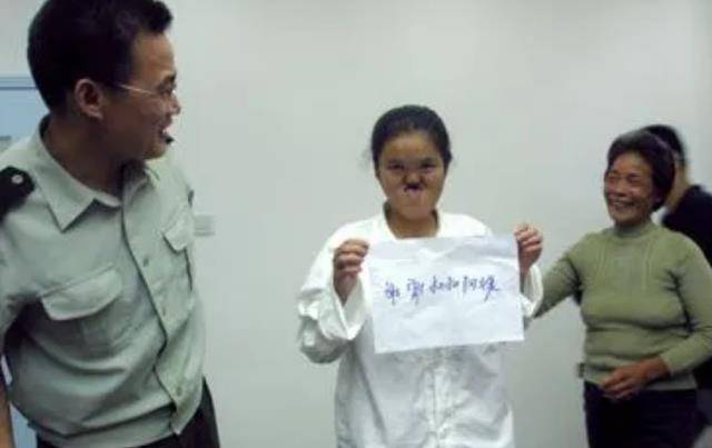 原创1988年陕西农民捡到面部畸形女婴整容变美后嫁给了农民儿子