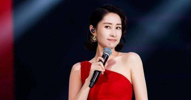 原创大姐的朋友都是大姐刘敏涛和巩俐同框亮相全程手牵手亲密热聊