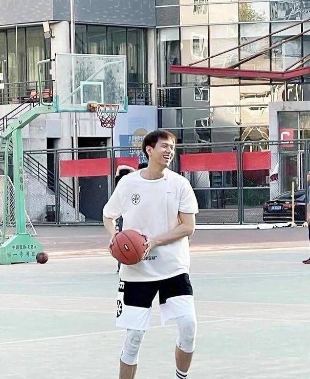 大家的现男友,李现出现在北电打篮球!一身白色球衣青春气息满满