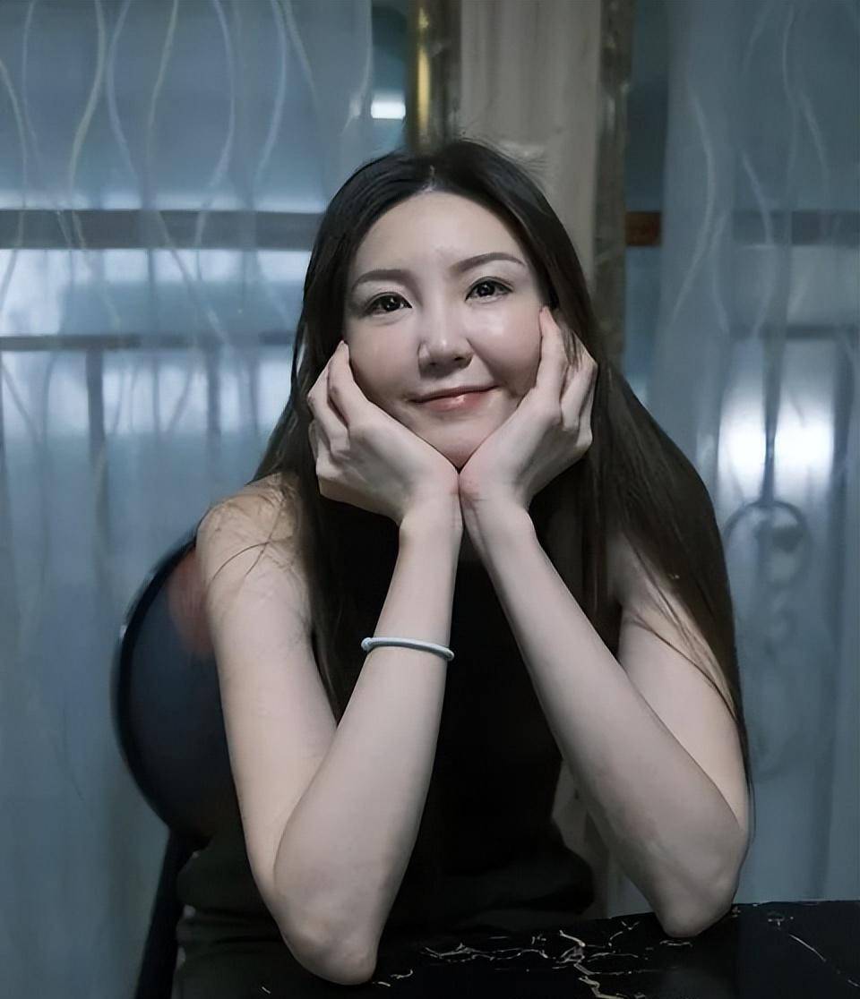 tvb花旦带家人开心游广州,晒素颜照大翻车,网友质疑整容失败_吴若曦