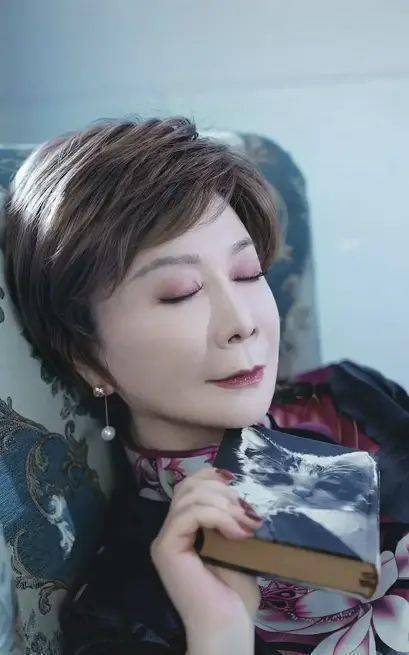 原创蔡明确实有扮嫩的资本看她穿紧身黑裤58岁了还有一双筷子腿