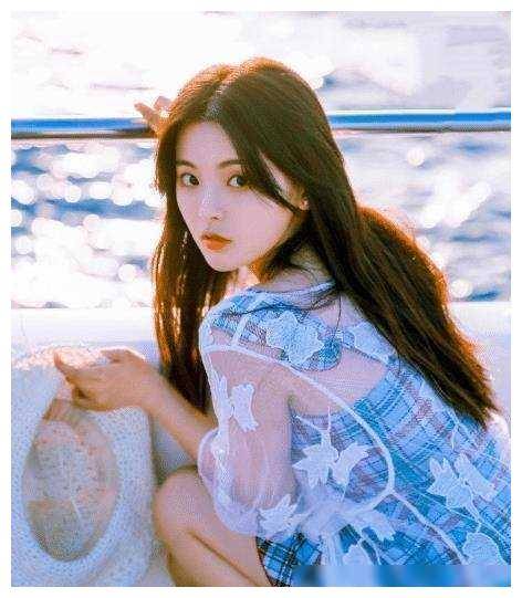 皮肤白有啥好处杨超越像是行走的滤镜随手一拍都美如画报