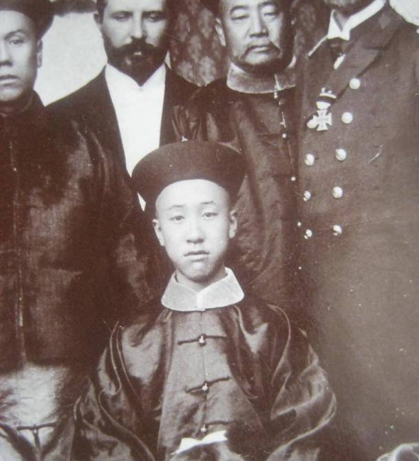 爱新觉罗·载沣小的时候就与其它娇生惯养的八旗子弟不同,他非常好学