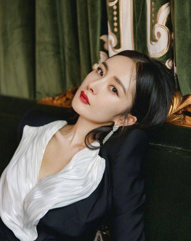 原创杨幂全球首穿公主装走红毯黑色西装太有华丽感超短裙全是亮钻