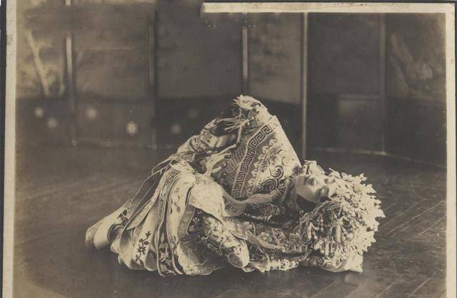 他扮演的旦角,不论身姿还是扮相,都入木三分.