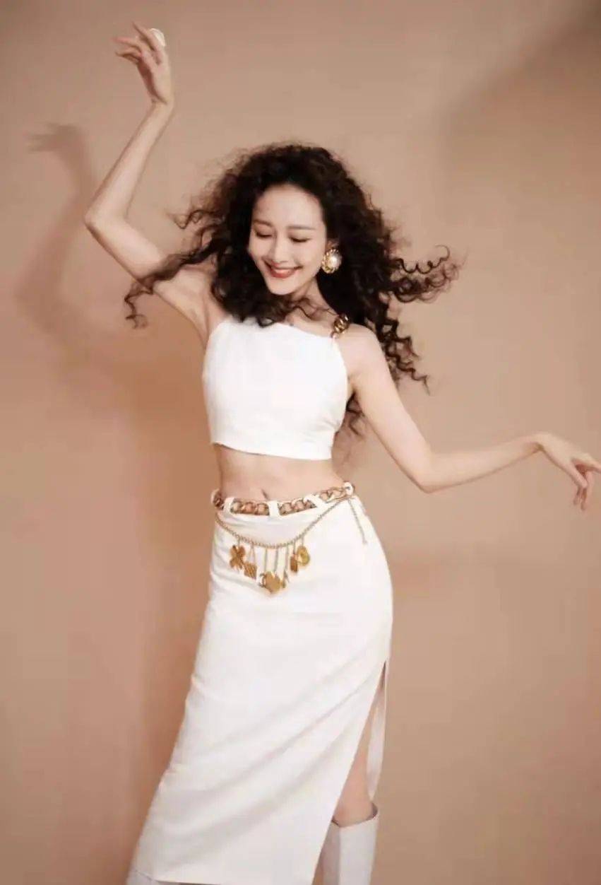 白色套装简洁大方,展现出她的知性和干练,与泡面头形成了一种奇妙的