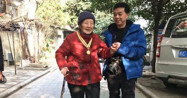 她是至今健在的抗战女兵,78年后,被初恋男友的儿子找到团聚_吴绍文_良