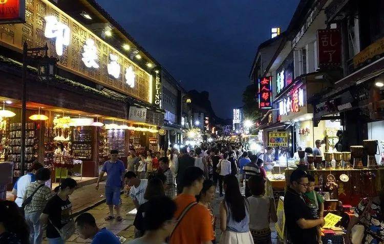 阳朔西街:作为阳朔最繁华的街道之一,西街是一个充满历史和文化氛围的