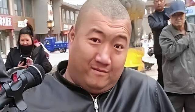 原创男子无手无脚仅凭一只筷子养活一家人你还有什么理由不努力