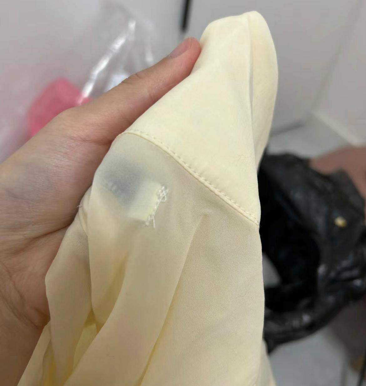 在对网售衣服进行抽检时,发现有些时尚女装产品含有一种叫作"