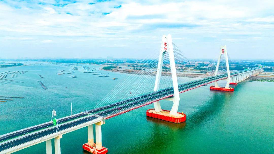公路网络快速拓展,2023年建成湛江环城高速南三岛大桥,湛江机场高速