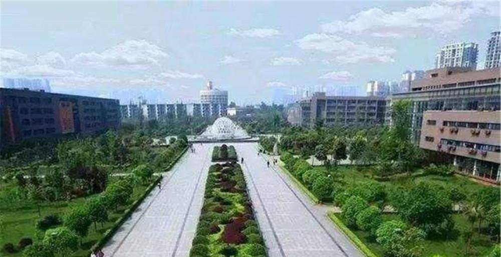 那个时候的郫都区还叫做郫县,而当时的西华大学内部的学