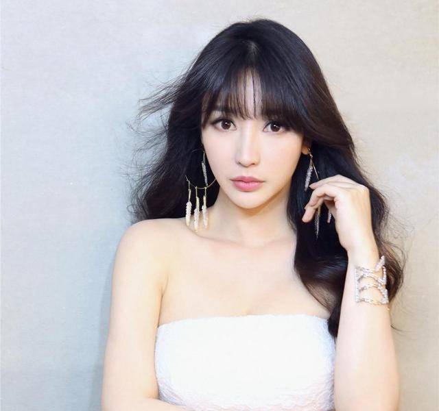 原创40多岁柳岩被路人抓拍路人视角身材惹争议还是那个性感女神吗