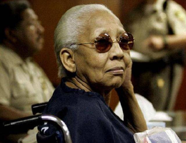 在她看来,本杰明先生是个好人,不会像其他人一样厌恶她的黑色皮肤,也