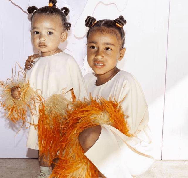 原创金卡戴珊踩水晶鞋成女王裹超短皮裙超飒7岁长女太像黑人老公