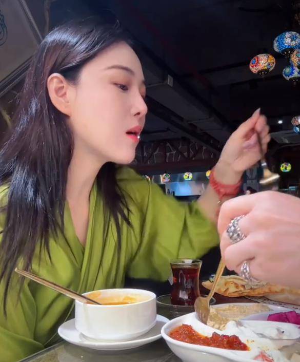 张馨予何捷吃大餐,当老公面打嗝毫无包袱,剩饭打包带走超接地气_何洁