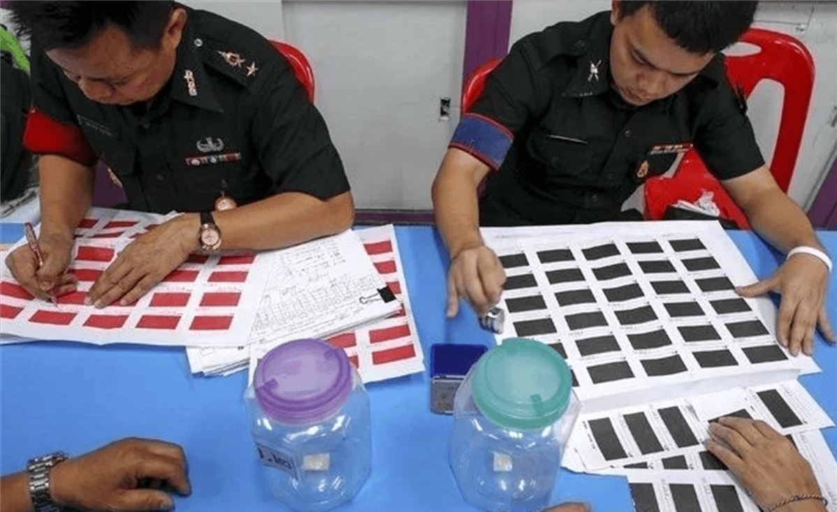 泰国宪法规定,凡男性公民,不例外于人妖或僧侣,都要参加一次征兵抽签