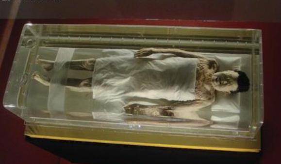 考察古墓,墓中棺木发现"大白腿",专家大叫:赶紧盖上_凌氏_女尸_墓穴