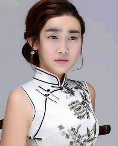 当巴啦啦小魔仙的角色穿上旗袍严莉莉好丑魔仙女王差点认不出