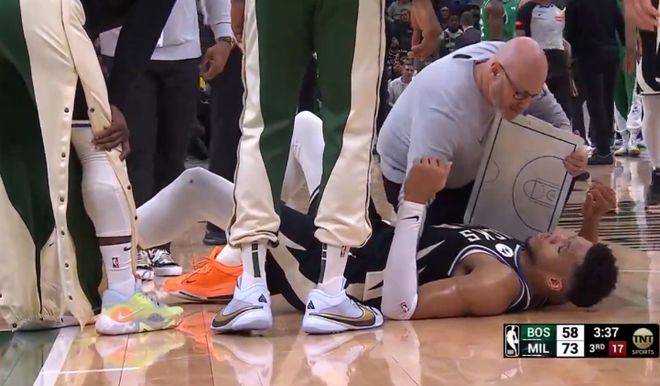 原创雄鹿突遭重创字母哥左小腿拉伤退赛专家最严重情况赛季报销