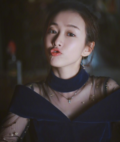 她的名字叫黄安仪,也就是剧里的美雪啦,完全想象不出来那个戴着眼镜文