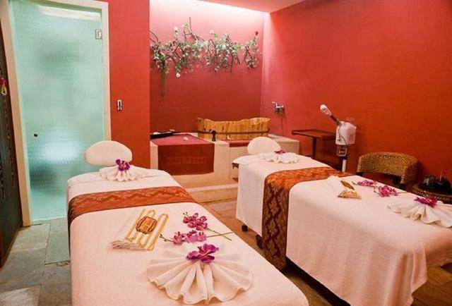 王紫绮天真的以为,自己早先在洗头房中学习了不少美容经验,只要自己这