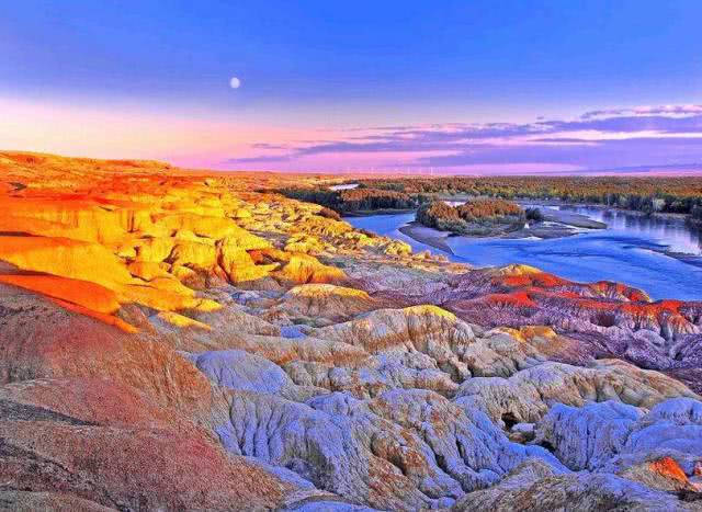 恰是这一犁,让这个城市迈出了第一步,开辟者们用身躯拉动的犁,军 