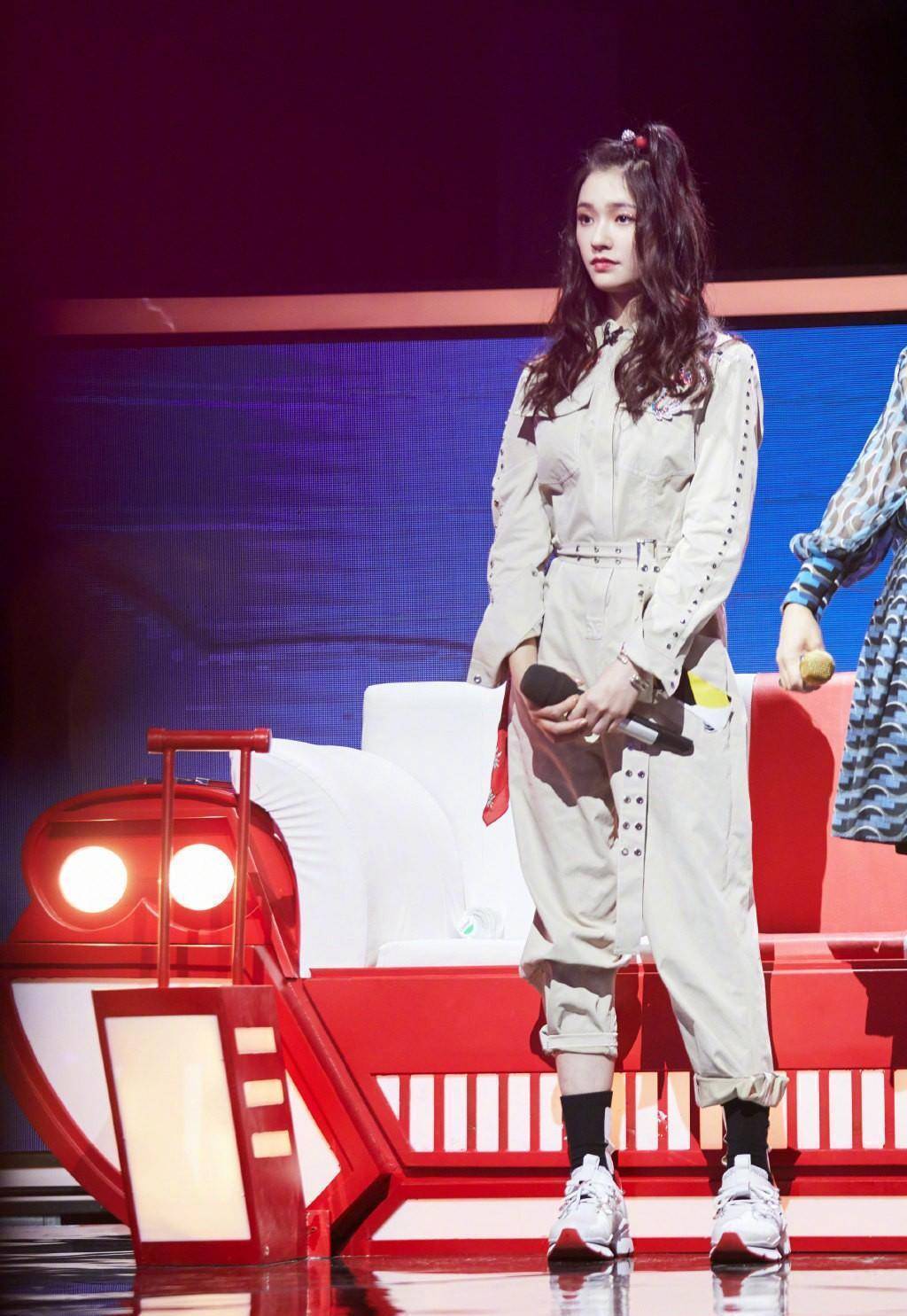 原创林允自拍照也太可爱了穿绿色卫衣扎丸子头戴帽子美成婴儿了