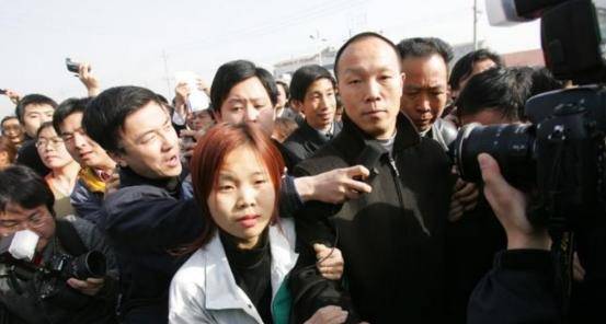 被害人还活得好好的,岂不是说明,当年这个轰动一时的佘祥林