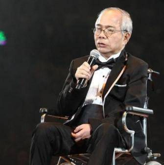 原创词坛变色龙卢国沾病危医生都放弃妻子一句话让他转危为安