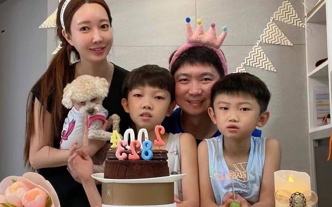 原创刘成民孙一家4口全家福妻子穿着粉色短裙看起来