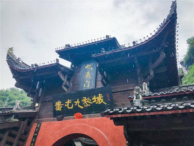 穷游去重庆旅游预计双人花费多少钱天坑地缝重庆的旅游景点