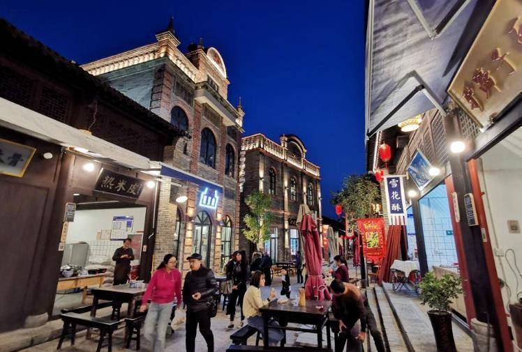 同盟古镇距离郑州仅有20公里,距离新乡有25公里,因此每逢节假日期间