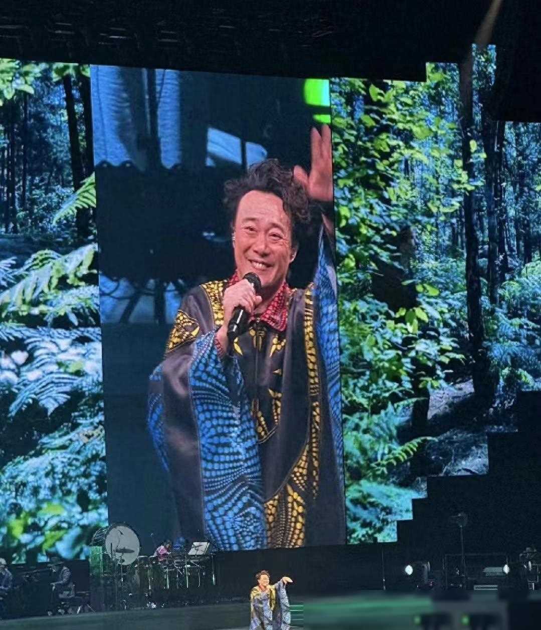 陈奕迅演唱会意外引争议观众竖中指引发热议真相何在