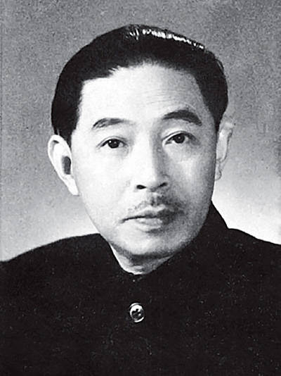 生于浙江桐乡.现代作家,社会活动家.