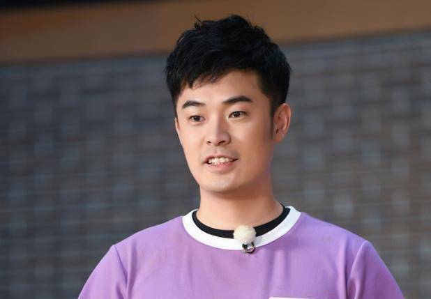 原创陈赫火锅店服务太差顾客站门口指着店员吼后者默不作声忙撇头