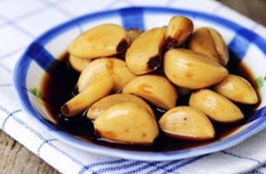 因为它具有发散作用,同时蒜具有很强的杀菌消毒的功效,用醋来泡大蒜