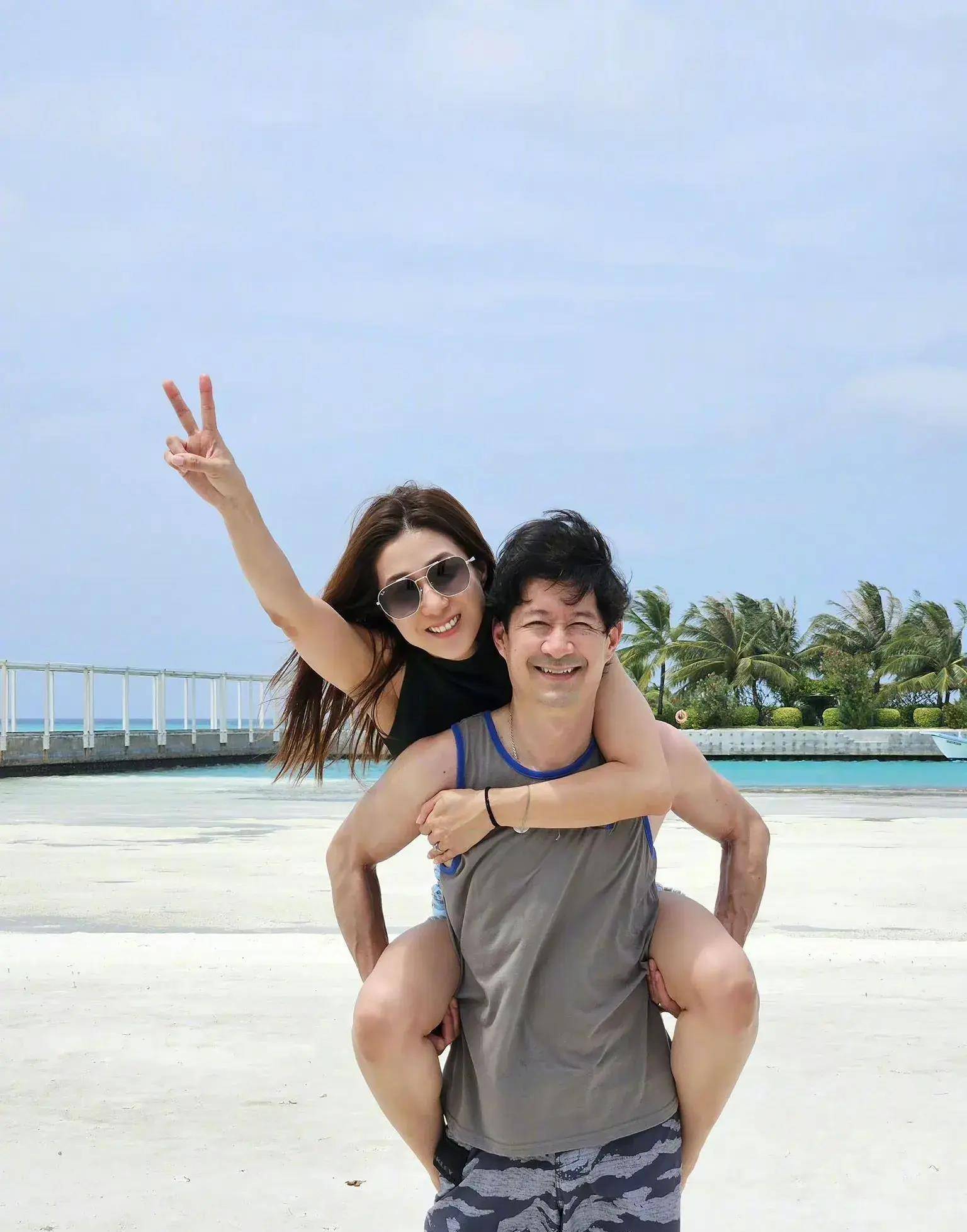 原创40岁钟嘉欣晒照庆生怀抱三个孩子幸福洋溢俩女儿继承妈妈美貌