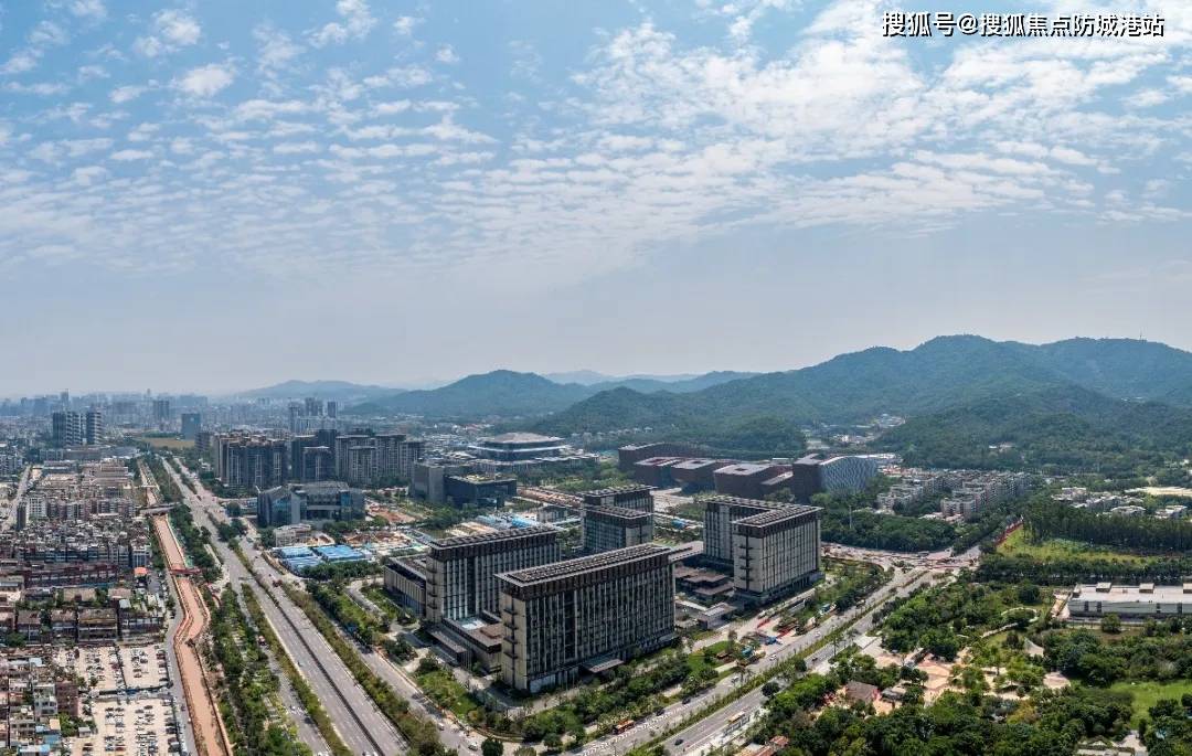 2020年,龙湖天奕,开出13万/㎡的天价;如今,这里更是云集了粤海·云