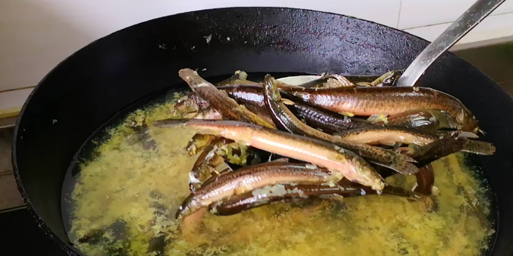 做泥鳅时,不要直接下锅,多加这2步,肉质鲜美,还没有土腥味_内脏_葱花