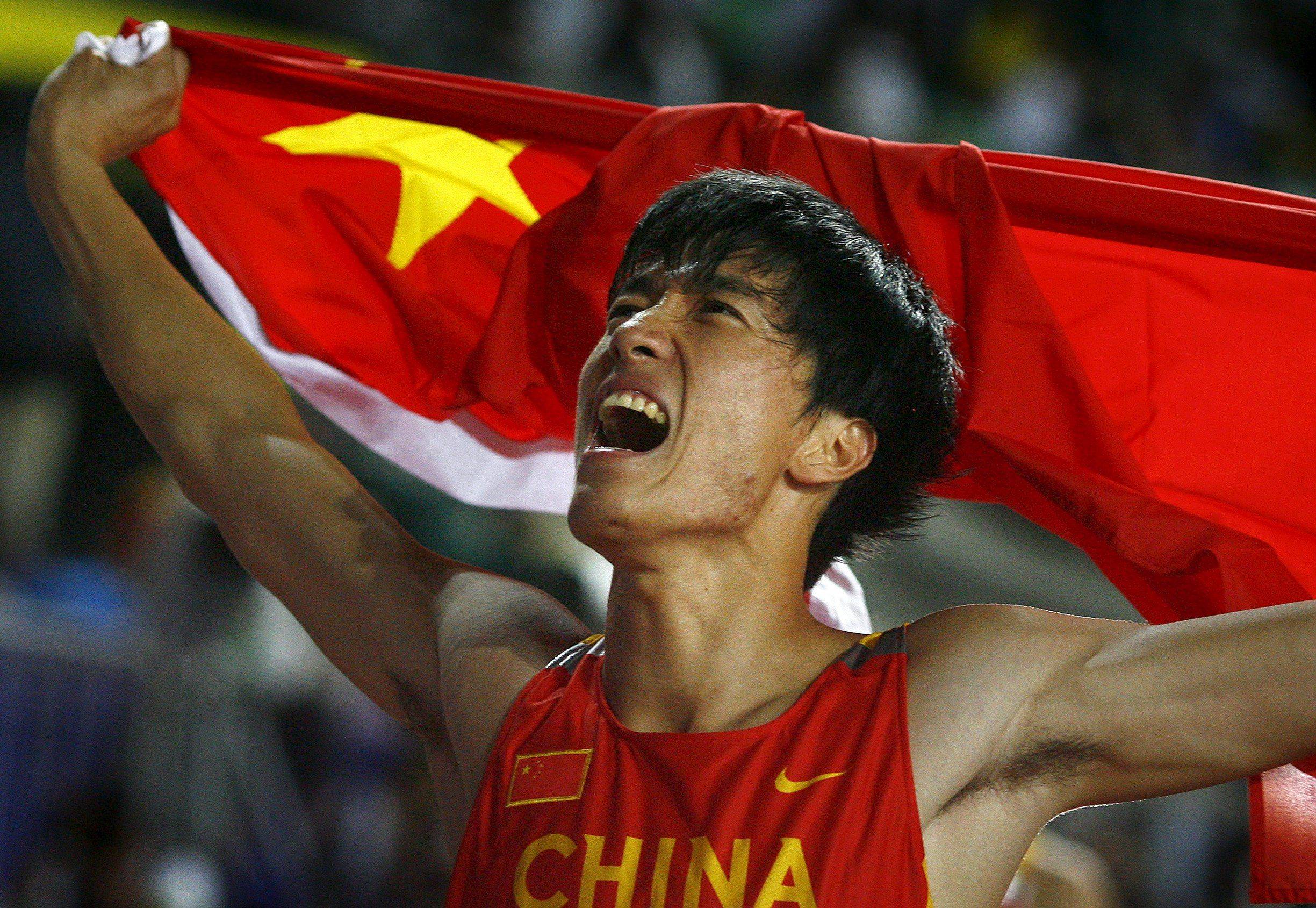 刘翔是第一位获得冠军的男子田径选手,国内田径运动员,收入和地位能与