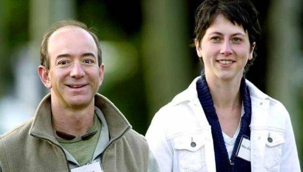 世界首富前妻50岁再婚带着530亿嫁给中学老师前夫大方送祝福