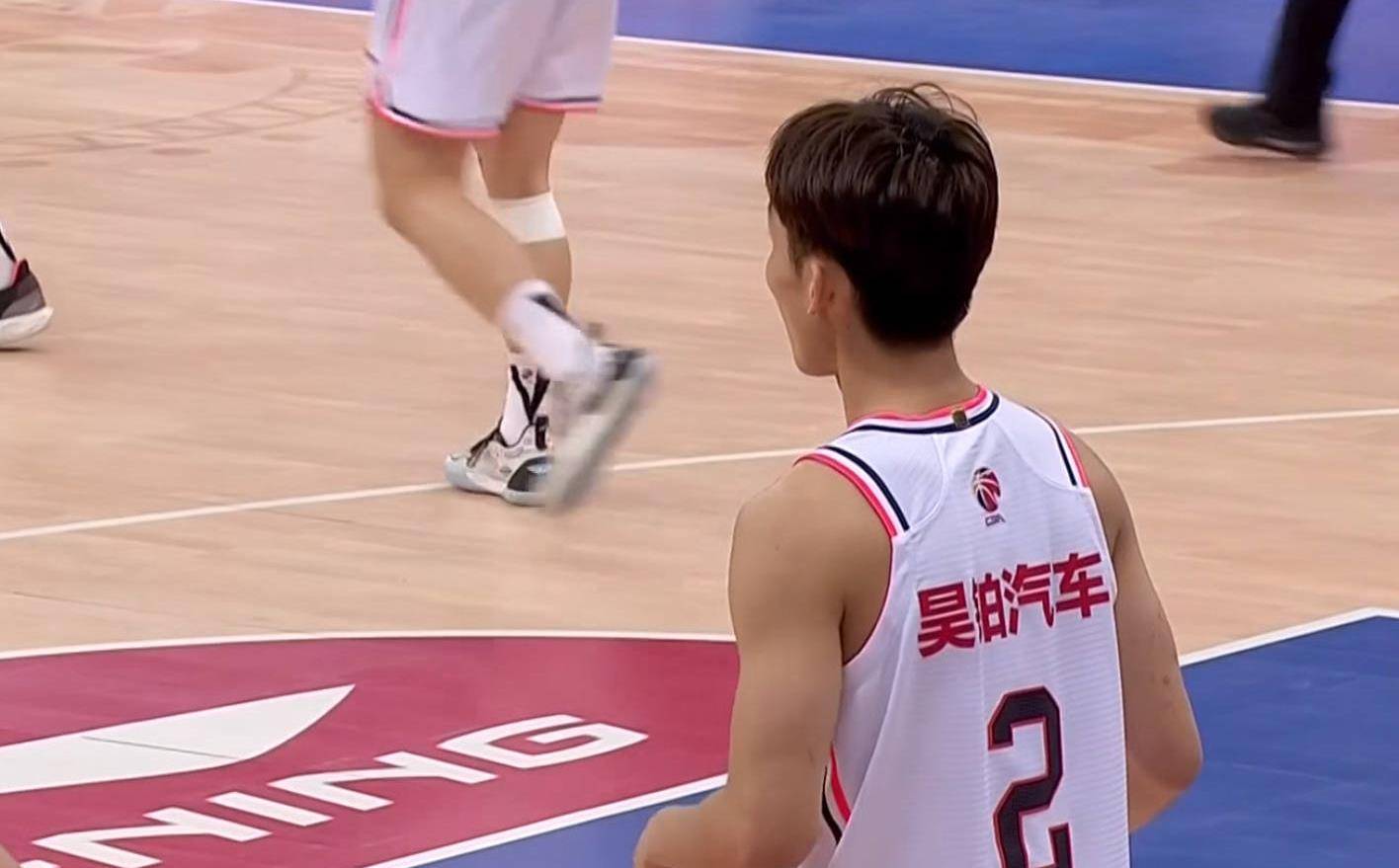 原创新的黑白矮星广东队神级签约打满了整个联赛杜峰在未来10年内夺冠