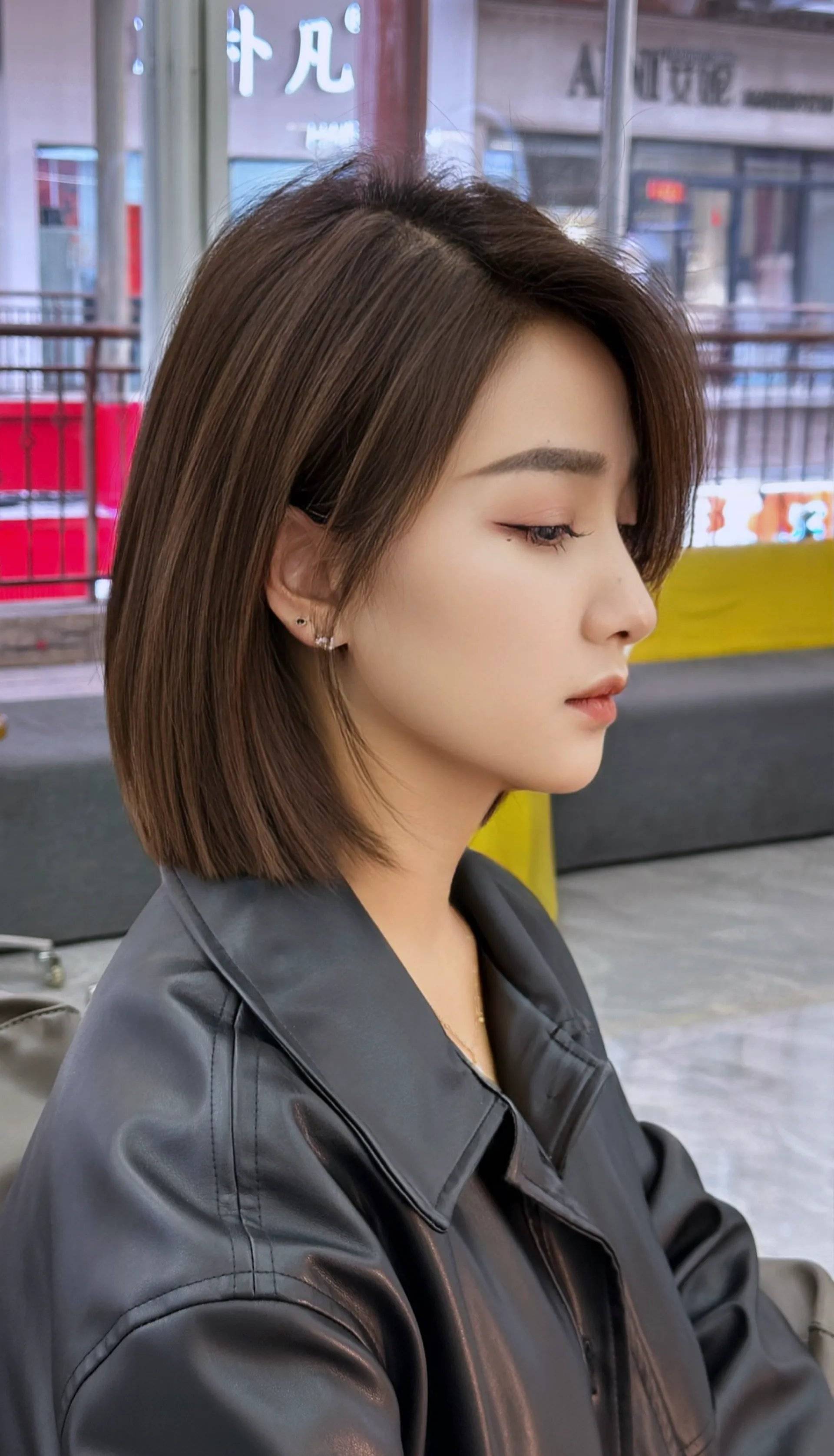 2024试试这些发型线条染大波浪锁骨发与立体短发很时