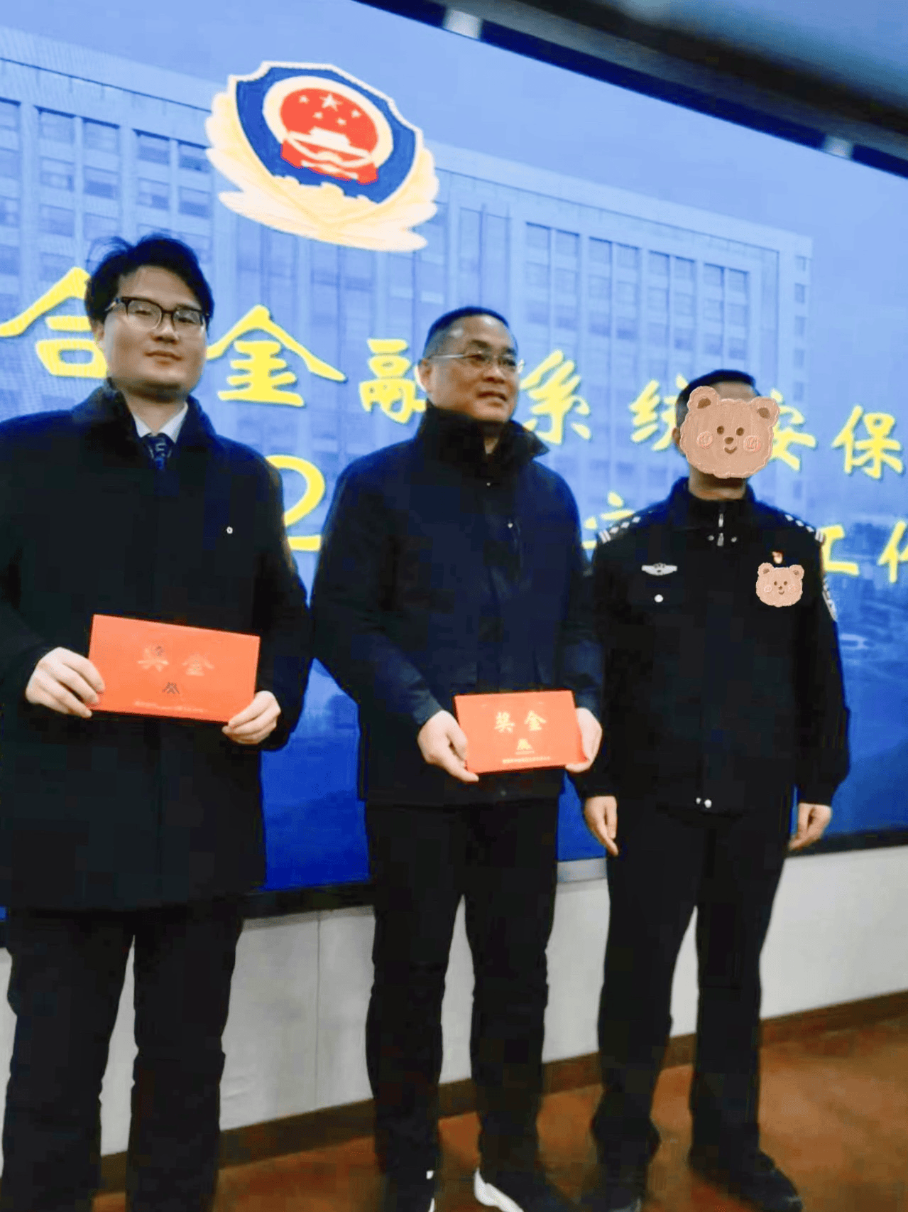 "我想将手机银行转账额度提高为单笔10万元",金女士(化名)急匆匆地