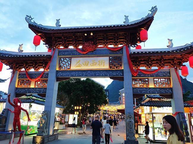 规划师阿洁给我安排的,费用比我们自己玩节省了一半(含酒店,饮食,门票